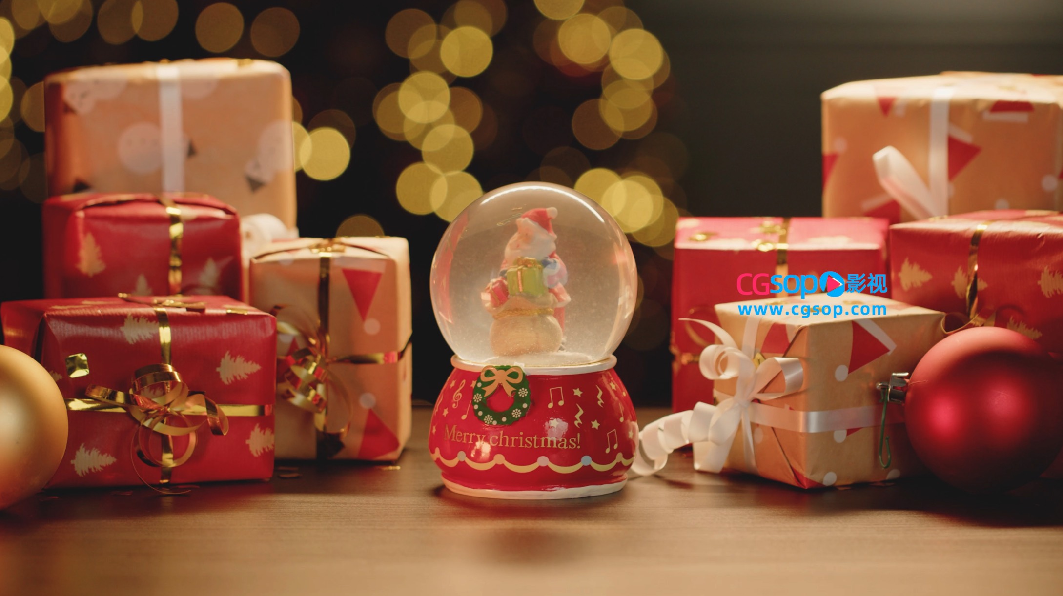 圣诞雪球和圣诞礼物在桌上