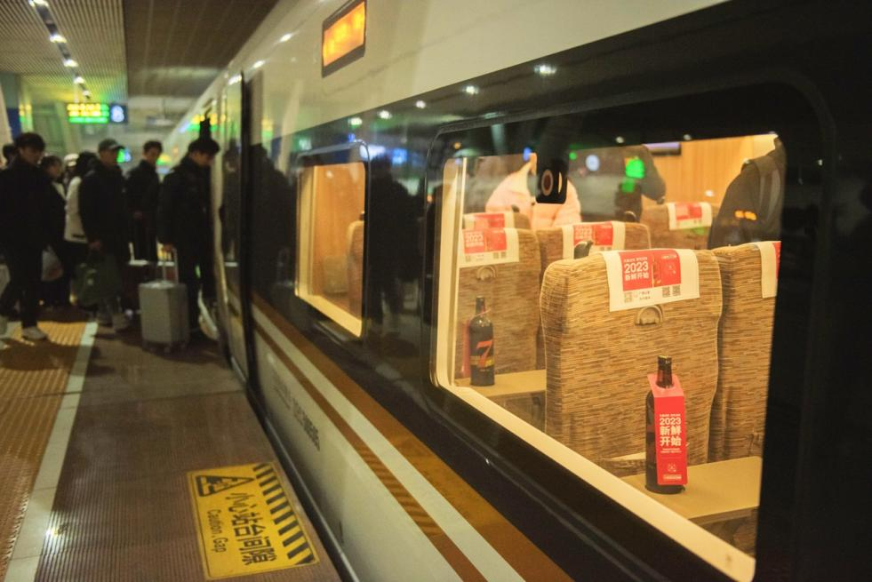 2023年1月1日，搭乘由武汉开往广州第一班高铁的旅客，收到了一份特殊的新年礼物——一款只有7天保质期的新鲜啤酒。