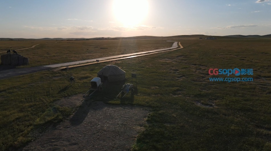 航拍草原蒙古包相见小道